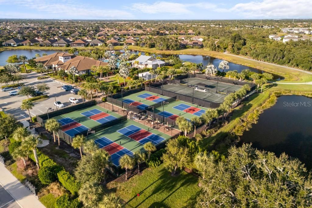 Activo con contrato: $749,000 (3 camas, 2 baños, 1918 Pies cuadrados)