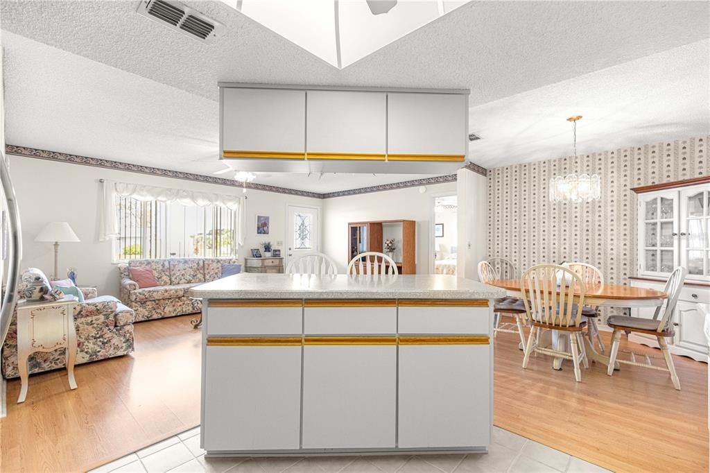 На продажу: $234,000 (2 спален, 2 ванн, 1473 Квадратных фут)