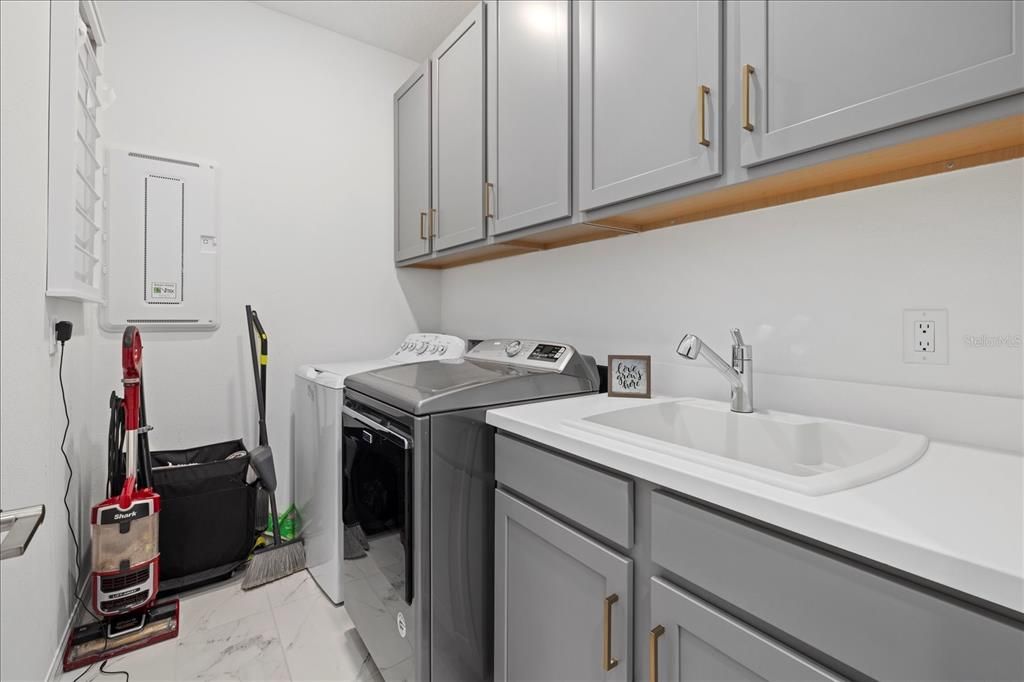 Active With Contract: $1,175,000 (7 beds, 4 baths, 4838 Square Feet)