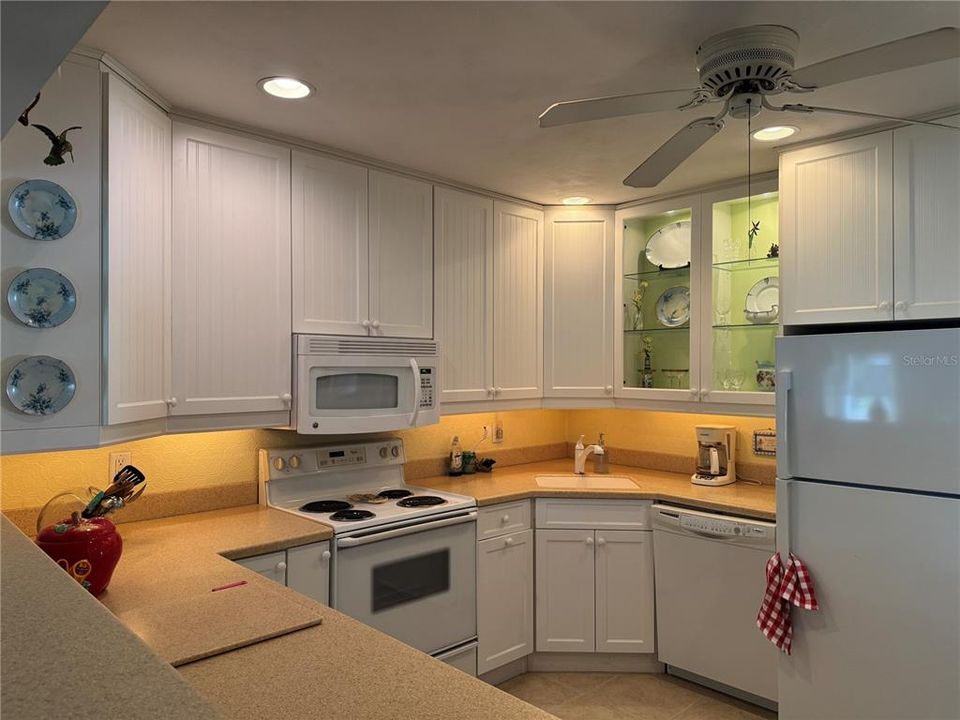 Active With Contract: $247,500 (2 beds, 1 baths, 832 Square Feet)