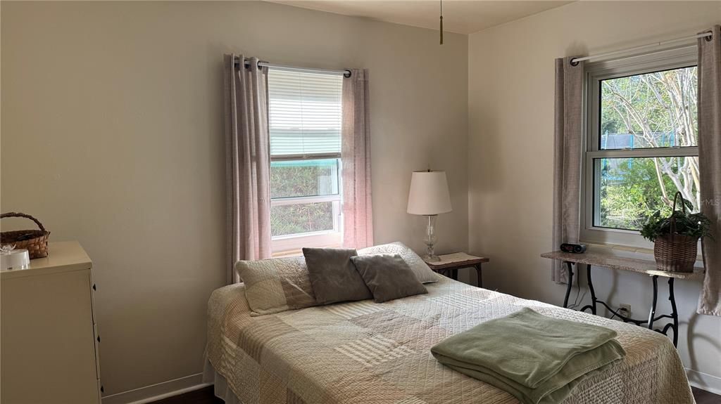 Active With Contract: $247,500 (2 beds, 1 baths, 832 Square Feet)