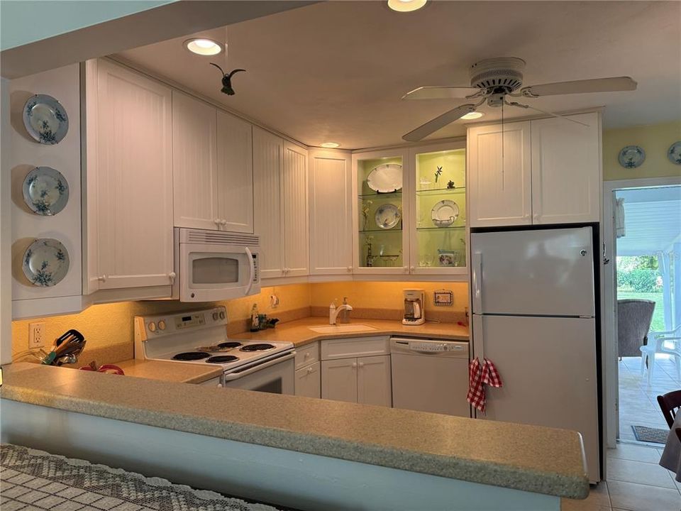 Active With Contract: $247,500 (2 beds, 1 baths, 832 Square Feet)