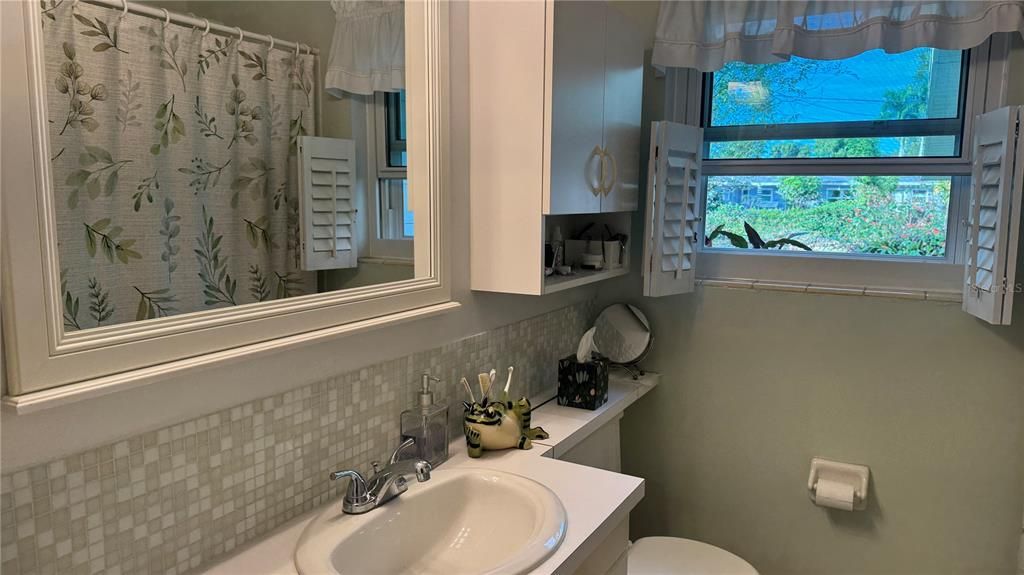 Active With Contract: $247,500 (2 beds, 1 baths, 832 Square Feet)