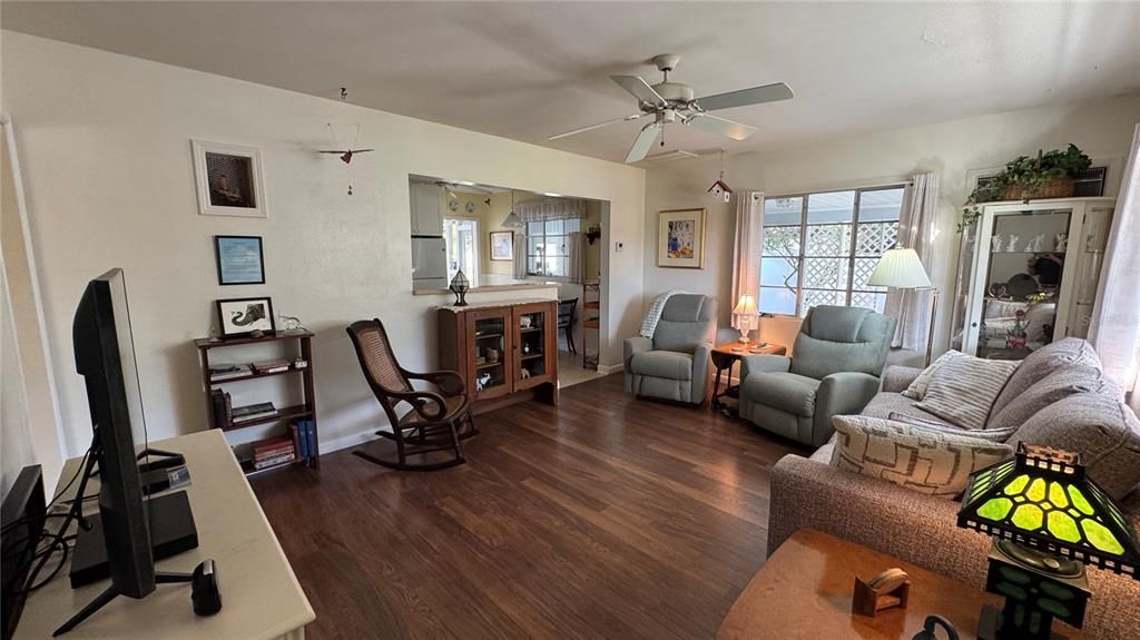 Active With Contract: $247,500 (2 beds, 1 baths, 832 Square Feet)