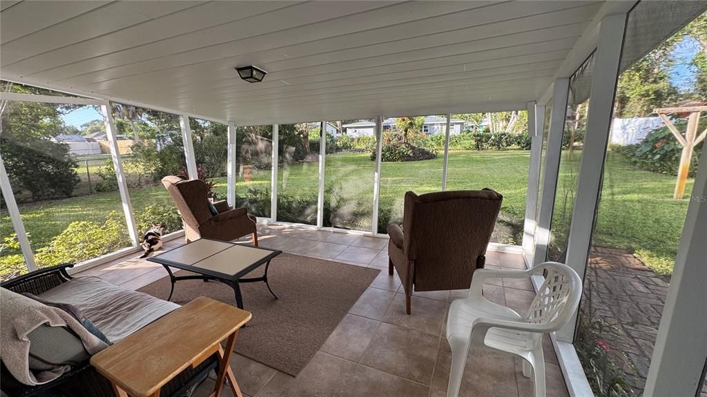 Active With Contract: $247,500 (2 beds, 1 baths, 832 Square Feet)