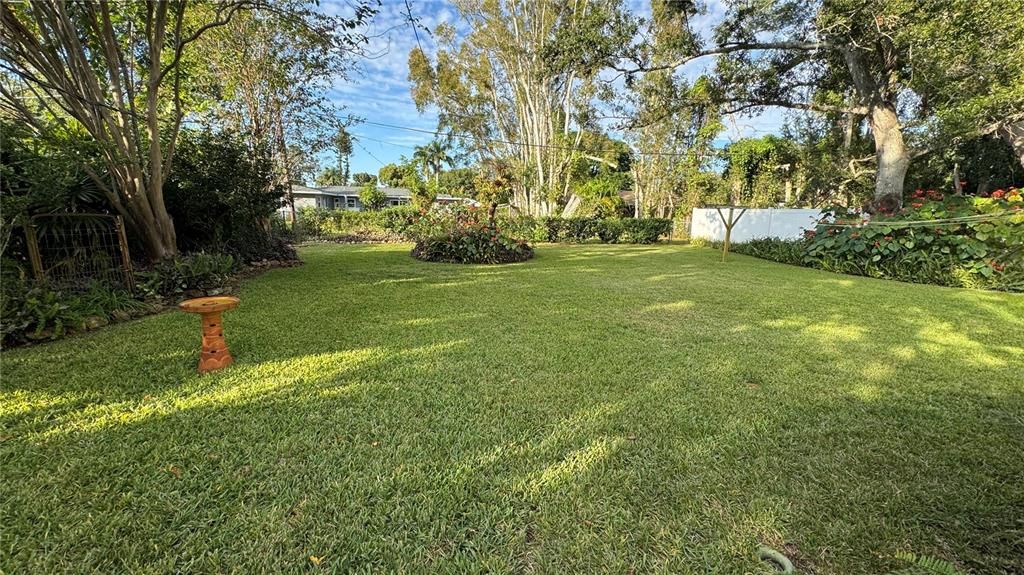 Active With Contract: $247,500 (2 beds, 1 baths, 832 Square Feet)