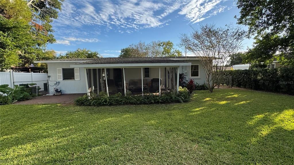 Active With Contract: $247,500 (2 beds, 1 baths, 832 Square Feet)