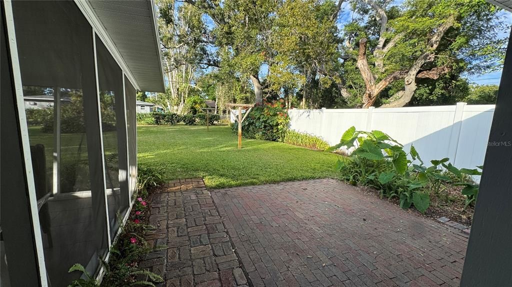 Active With Contract: $247,500 (2 beds, 1 baths, 832 Square Feet)