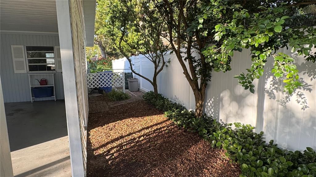 Active With Contract: $247,500 (2 beds, 1 baths, 832 Square Feet)