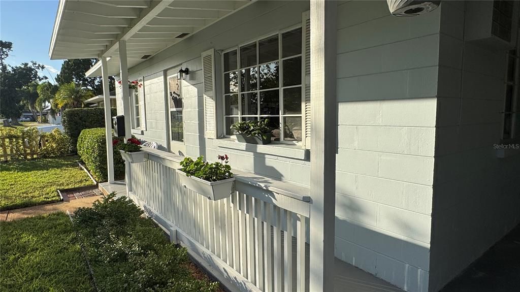 Active With Contract: $247,500 (2 beds, 1 baths, 832 Square Feet)