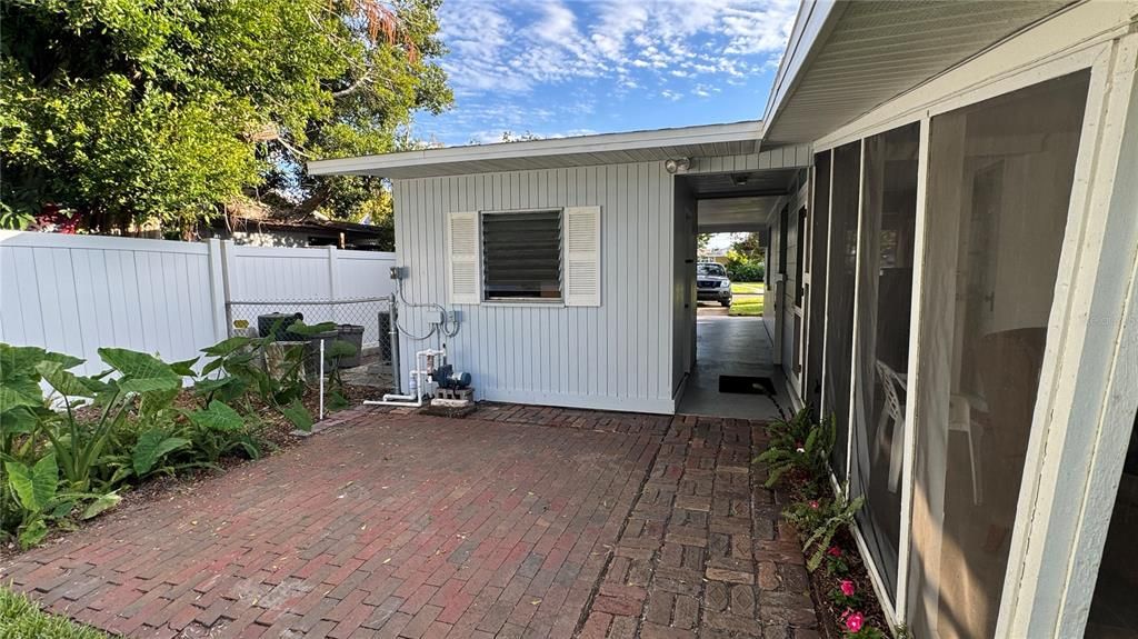 Active With Contract: $247,500 (2 beds, 1 baths, 832 Square Feet)