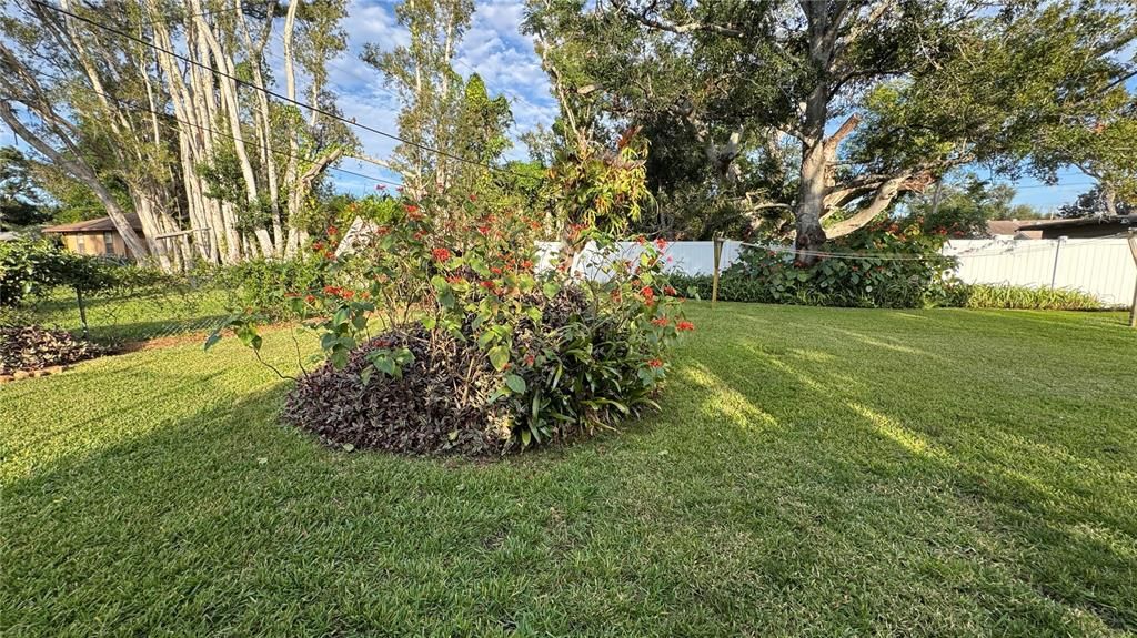 Active With Contract: $247,500 (2 beds, 1 baths, 832 Square Feet)