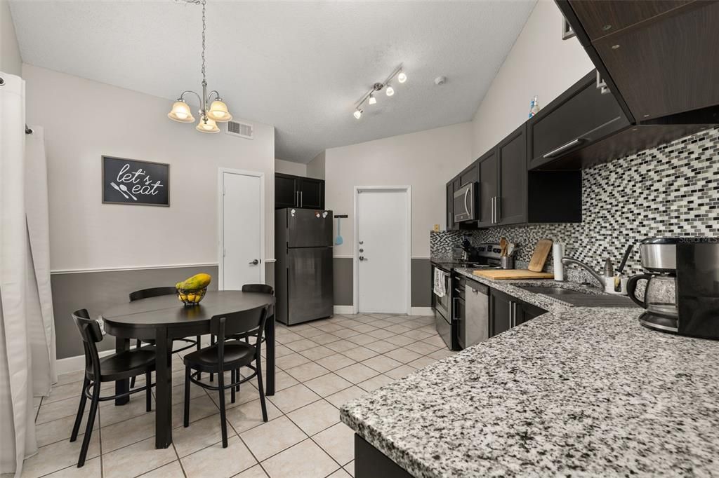 Под контрактом: $2,200 (3 спален, 2 ванн, 1419 Квадратных фут)