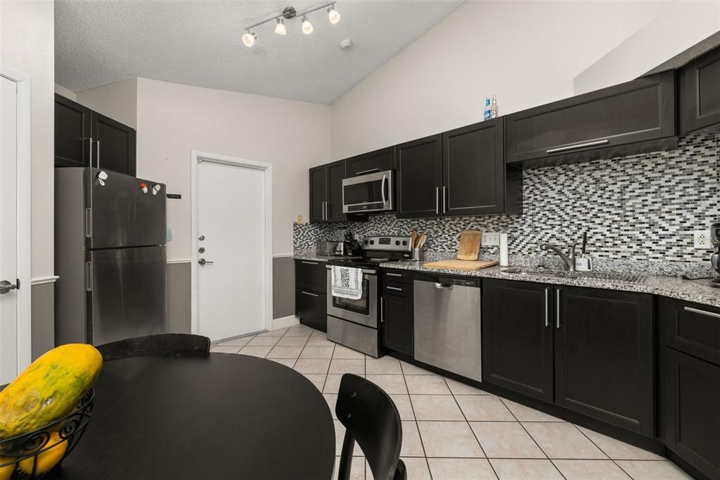 Под контрактом: $2,200 (3 спален, 2 ванн, 1419 Квадратных фут)