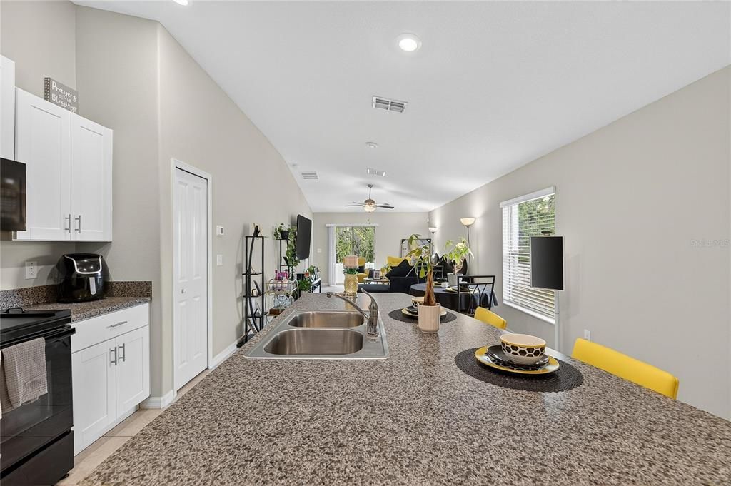 Activo con contrato: $294,990 (3 camas, 2 baños, 1451 Pies cuadrados)