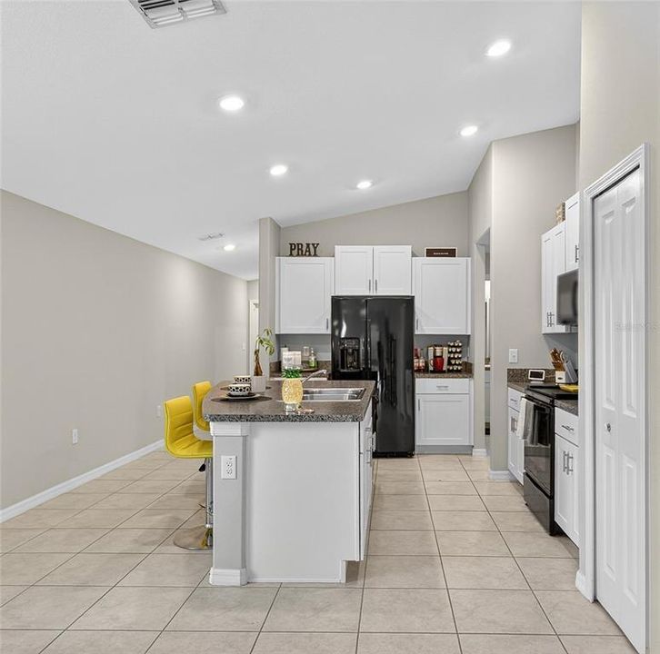 Activo con contrato: $294,990 (3 camas, 2 baños, 1451 Pies cuadrados)