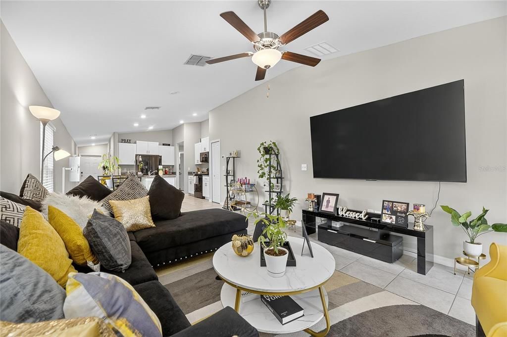 Activo con contrato: $294,990 (3 camas, 2 baños, 1451 Pies cuadrados)