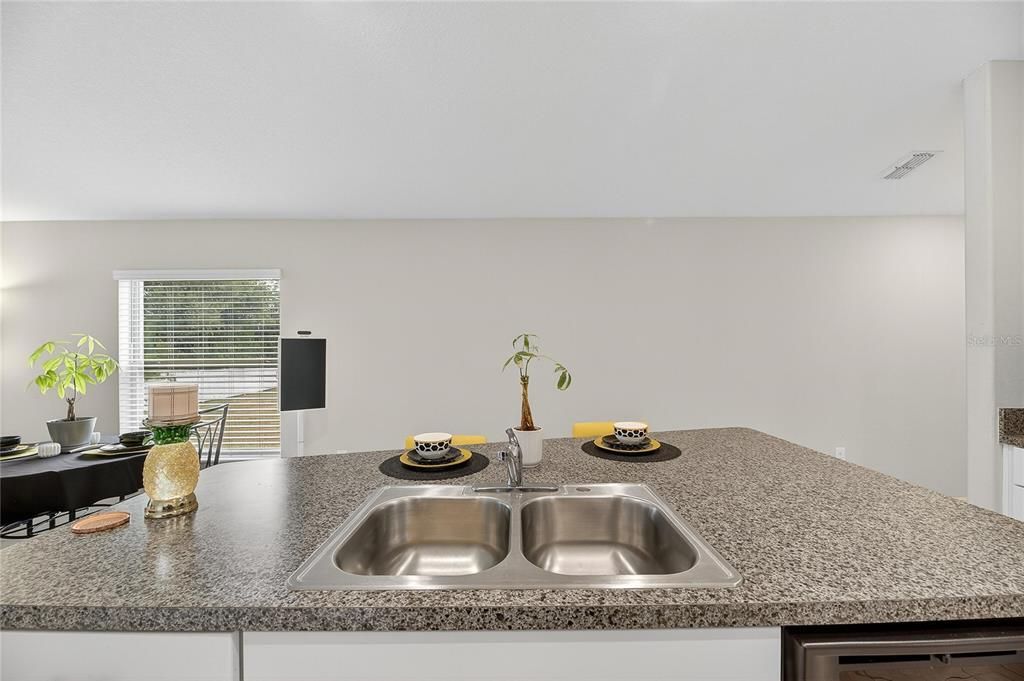 Activo con contrato: $294,990 (3 camas, 2 baños, 1451 Pies cuadrados)