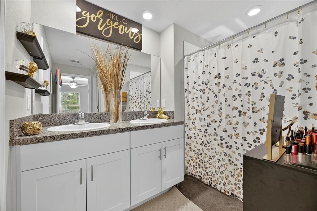 Activo con contrato: $294,990 (3 camas, 2 baños, 1451 Pies cuadrados)