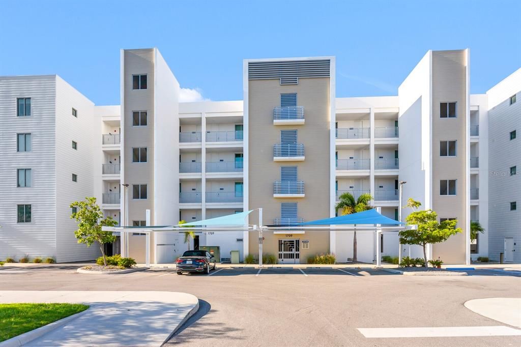 For Sale: $649,000 (1 beds, 2 baths, 958 Square Feet)