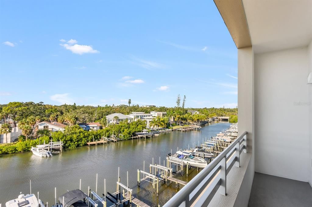 For Sale: $649,000 (1 beds, 2 baths, 958 Square Feet)