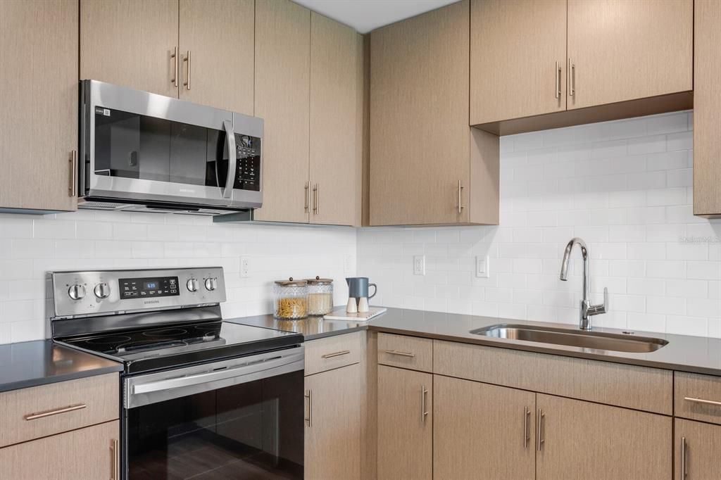 For Sale: $649,000 (1 beds, 2 baths, 958 Square Feet)