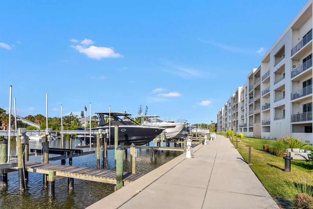 For Sale: $649,000 (1 beds, 2 baths, 958 Square Feet)