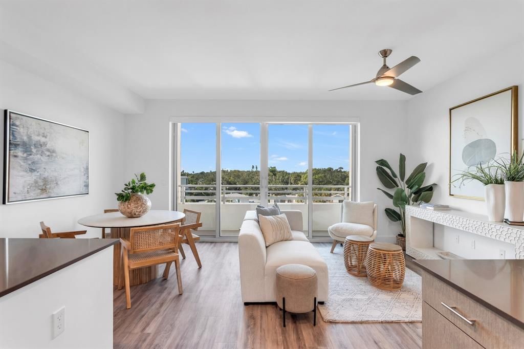 For Sale: $649,000 (1 beds, 2 baths, 958 Square Feet)