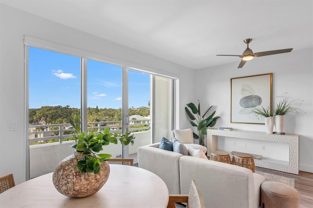 For Sale: $649,000 (1 beds, 2 baths, 958 Square Feet)