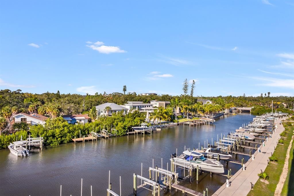 For Sale: $649,000 (1 beds, 2 baths, 958 Square Feet)