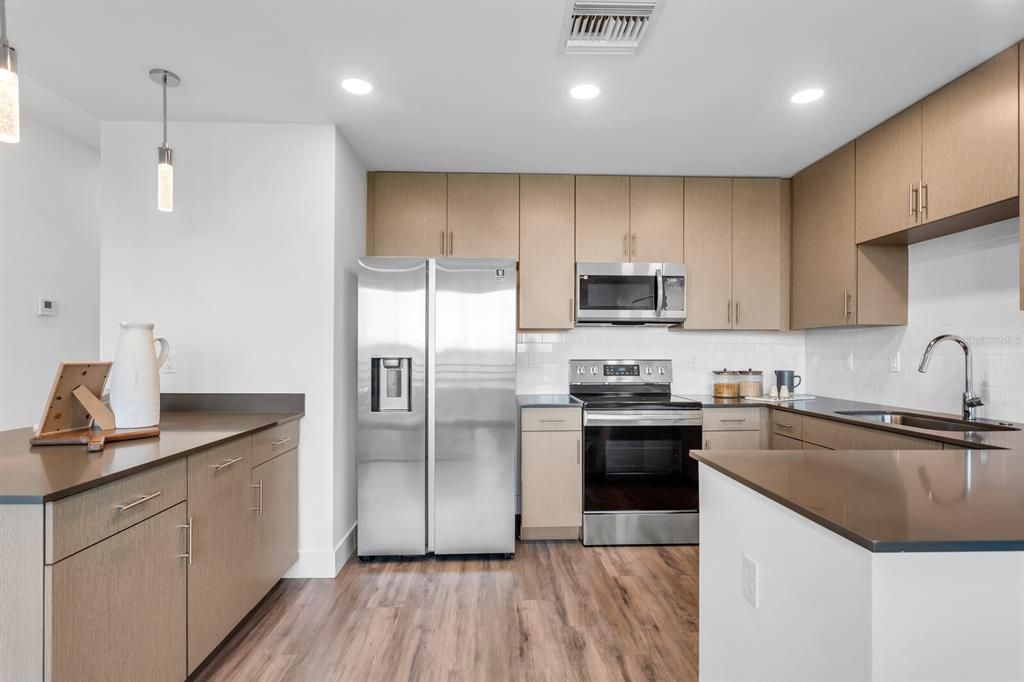 For Sale: $649,000 (1 beds, 2 baths, 958 Square Feet)