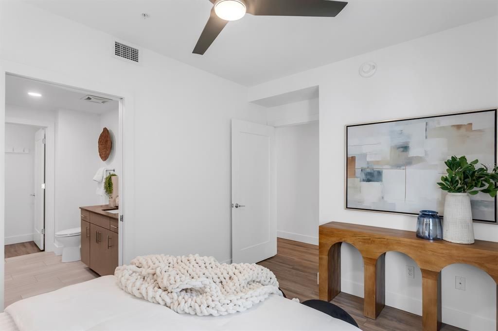 For Sale: $649,000 (1 beds, 2 baths, 958 Square Feet)