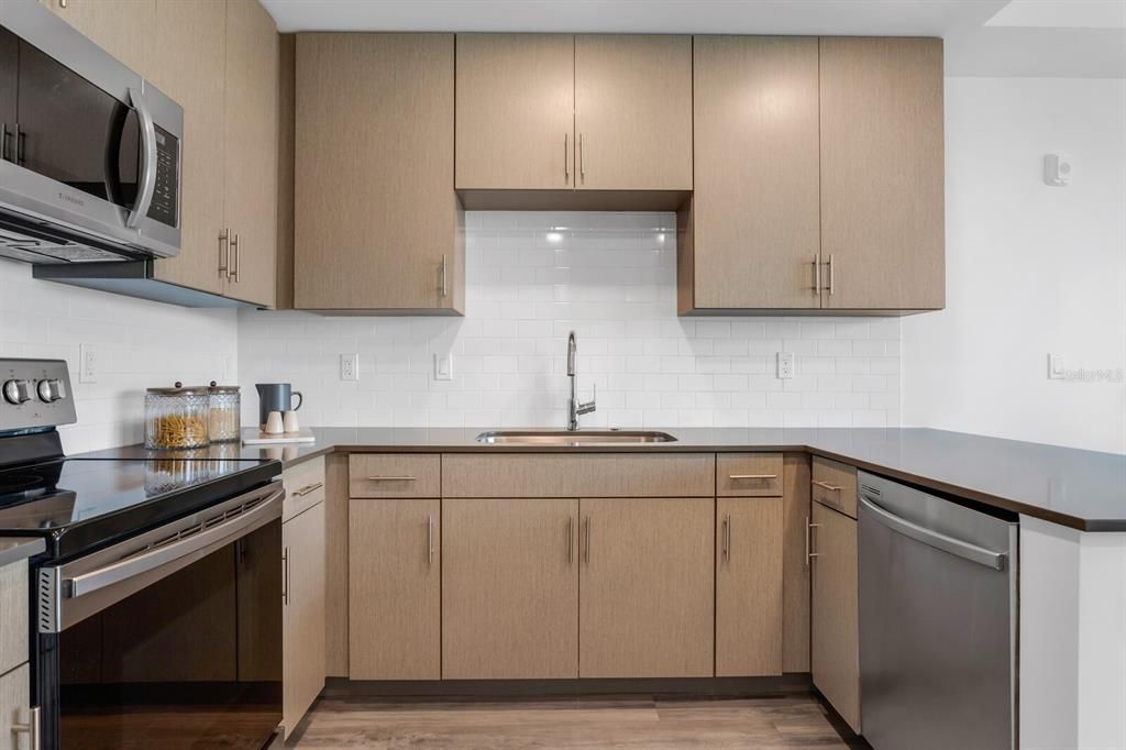 For Sale: $649,000 (1 beds, 2 baths, 958 Square Feet)