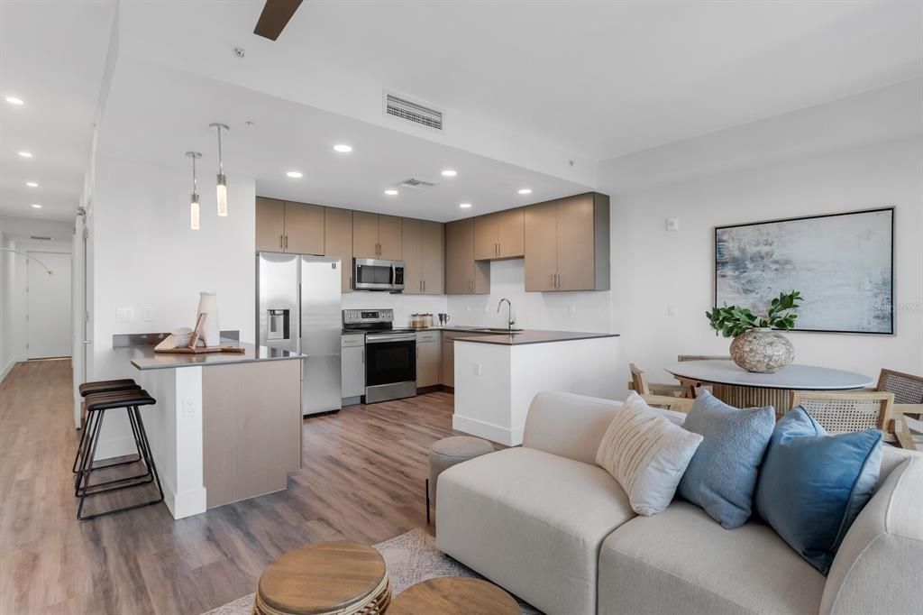 For Sale: $649,000 (1 beds, 2 baths, 958 Square Feet)