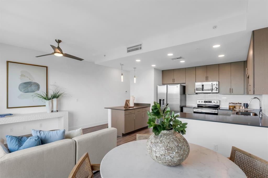 For Sale: $649,000 (1 beds, 2 baths, 958 Square Feet)