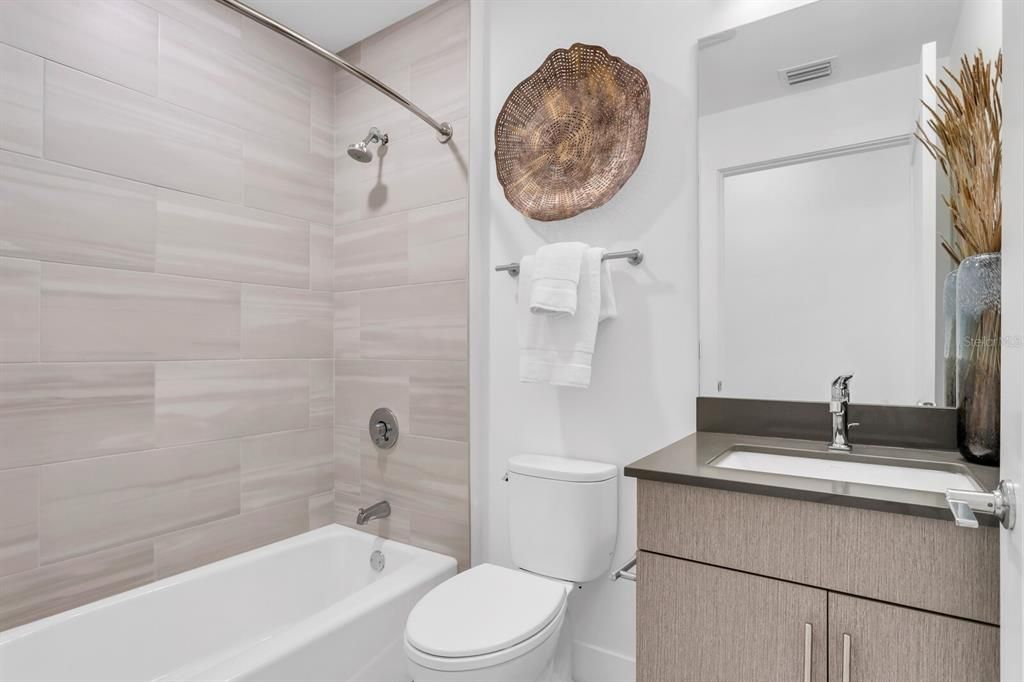 For Sale: $649,000 (1 beds, 2 baths, 958 Square Feet)