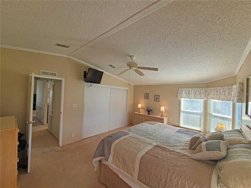 Active With Contract: $124,900 (2 beds, 2 baths, 1352 Square Feet)