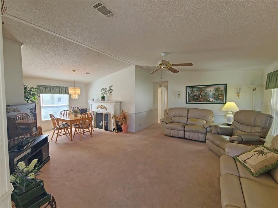 Active With Contract: $124,900 (2 beds, 2 baths, 1352 Square Feet)