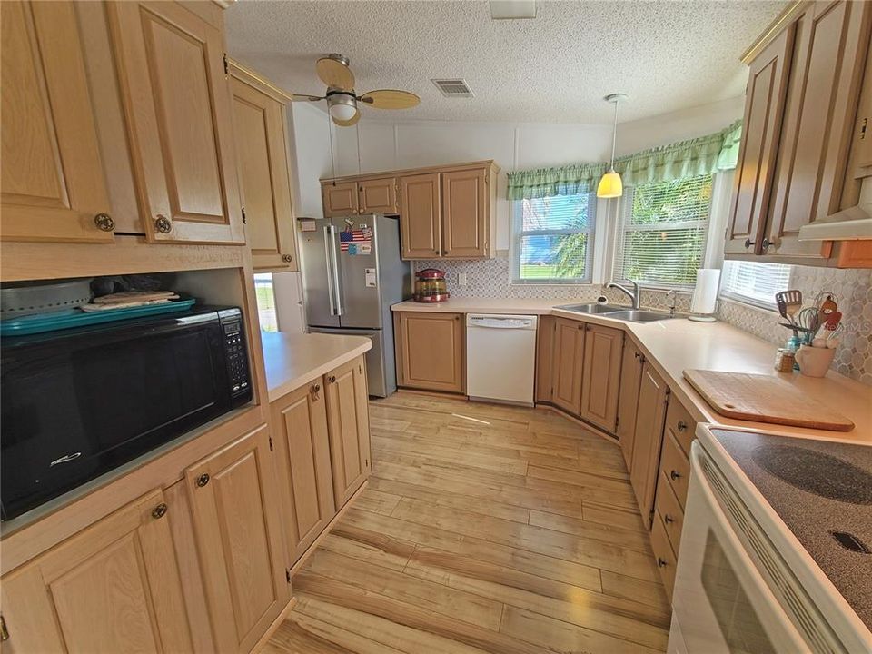 Active With Contract: $124,900 (2 beds, 2 baths, 1352 Square Feet)