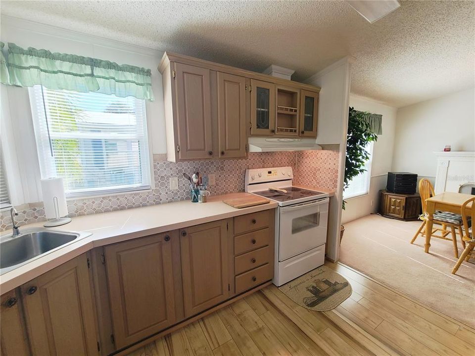 Active With Contract: $124,900 (2 beds, 2 baths, 1352 Square Feet)