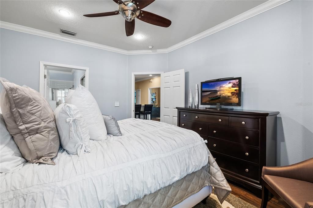 For Sale: $374,900 (2 beds, 2 baths, 1279 Square Feet)