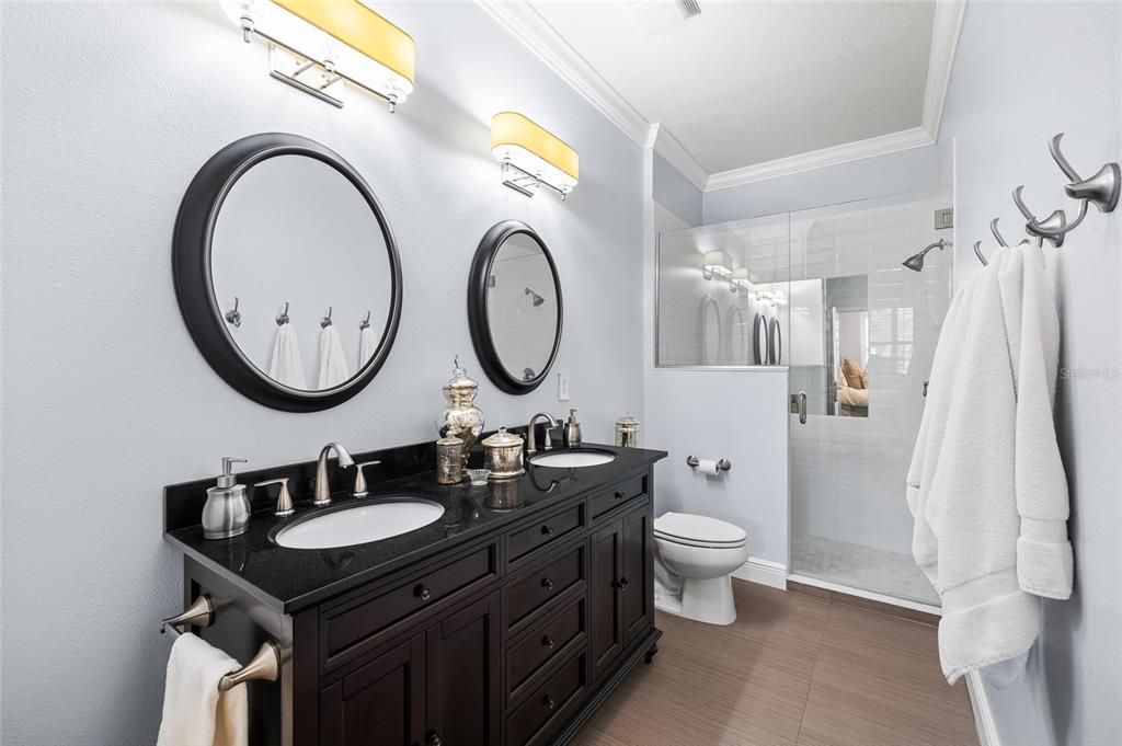 For Sale: $374,900 (2 beds, 2 baths, 1279 Square Feet)