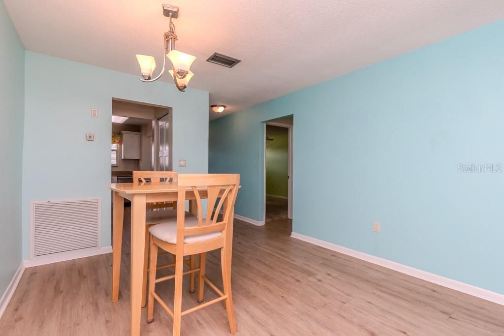 待售: $189,900 (1 贝兹, 1 浴室, 1060 平方英尺)