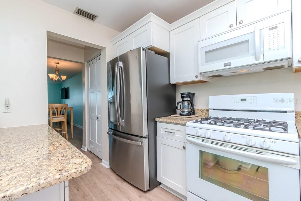 待售: $189,900 (1 贝兹, 1 浴室, 1060 平方英尺)