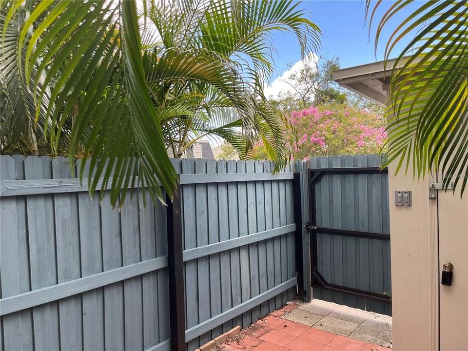 В аренду: $2,000 (2 спален, 1 ванн, 1044 Квадратных фут)