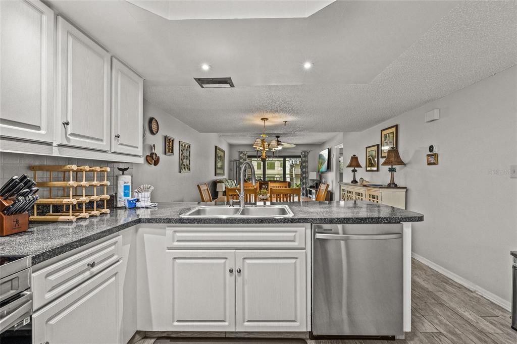 待售: $399,900 (1 贝兹, 1 浴室, 840 平方英尺)