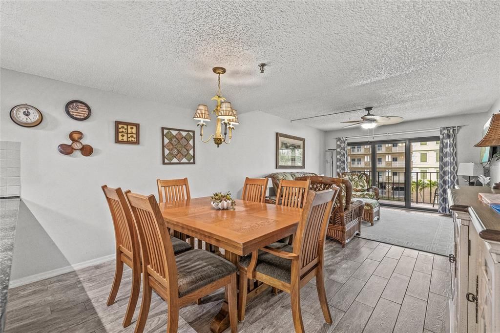 待售: $399,900 (1 贝兹, 1 浴室, 840 平方英尺)