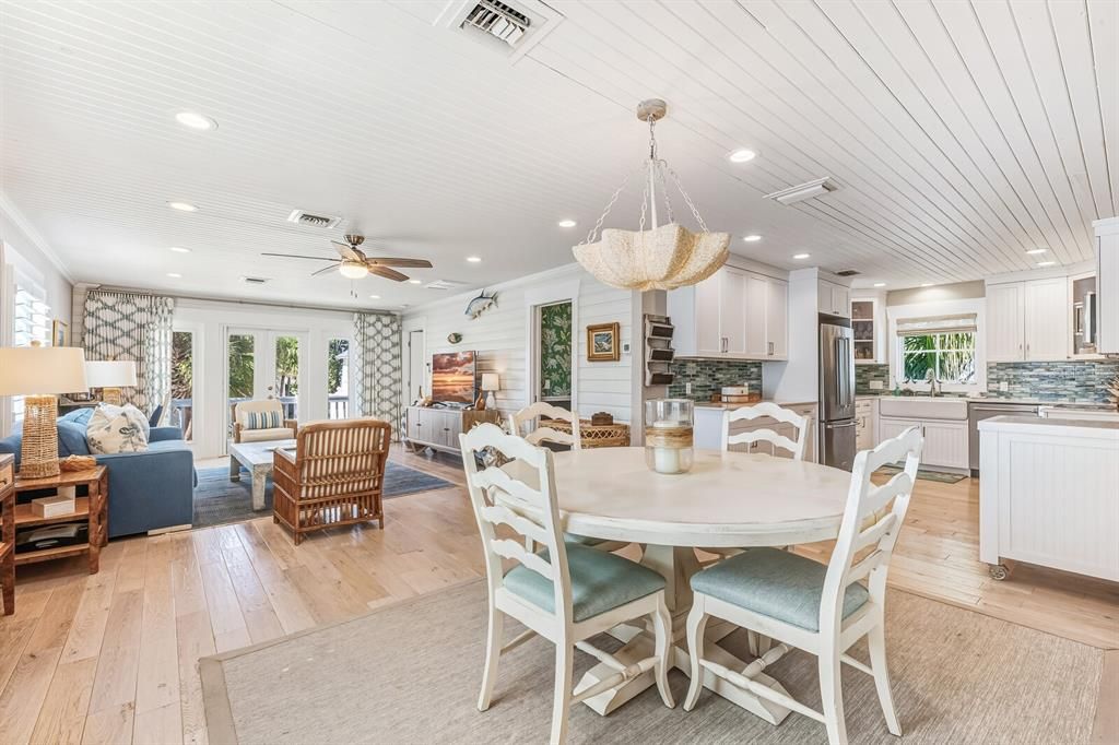 合同活跃: $3,100,000 (3 贝兹, 2 浴室, 1976 平方英尺)