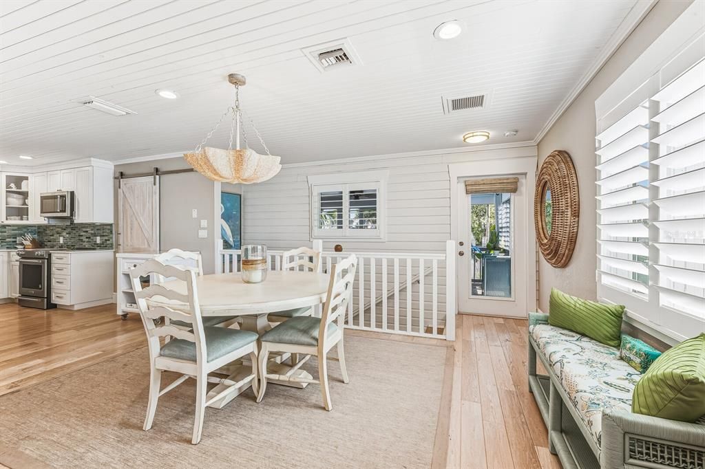 合同活跃: $3,100,000 (3 贝兹, 2 浴室, 1976 平方英尺)