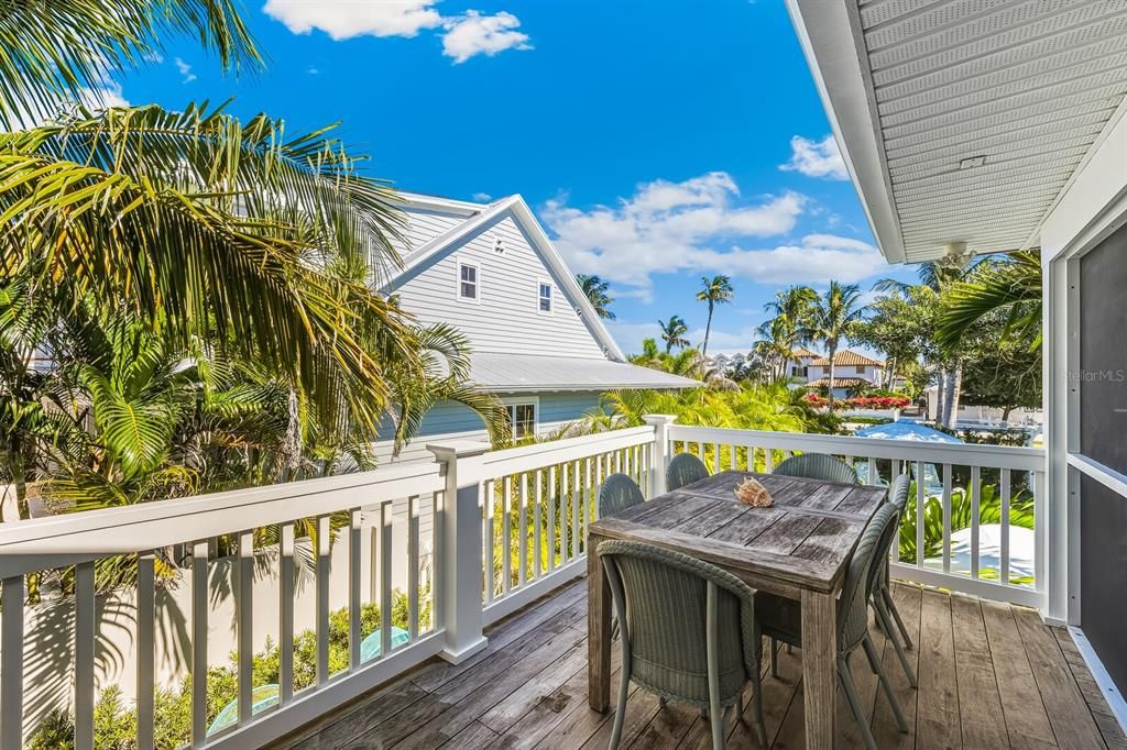 合同活跃: $3,100,000 (3 贝兹, 2 浴室, 1976 平方英尺)